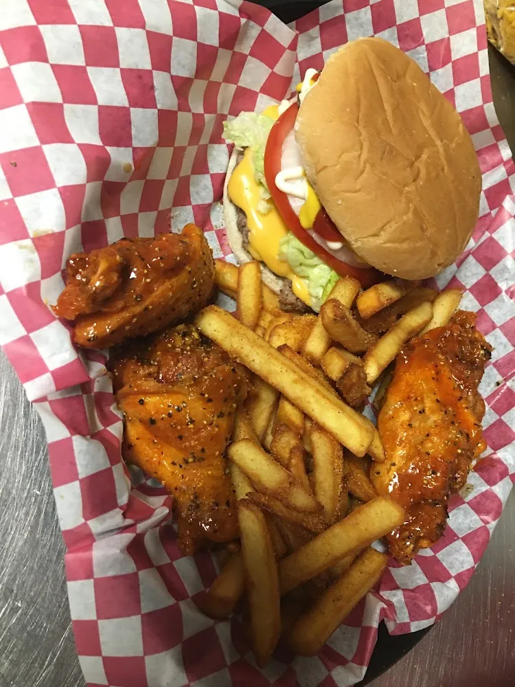 Cheeseburger 4 Wings Fries & Drink